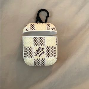 Airpod hard carrying case with clip